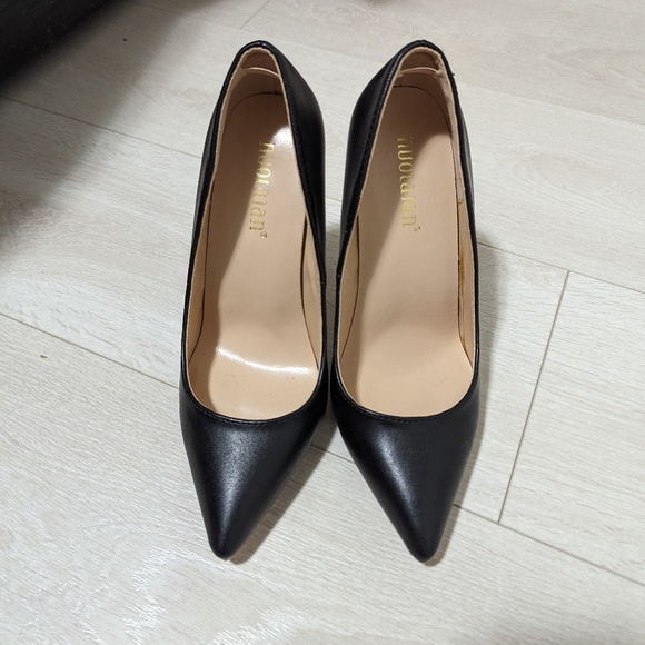 Black Pumps - Picture 4 of 9